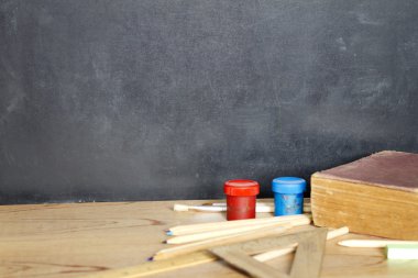 eski okul malzemeleri tahta arka plan üzerinde