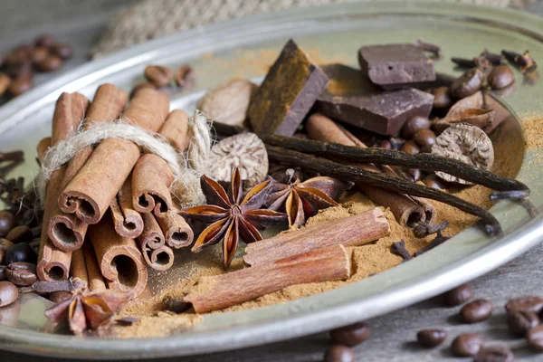 Old spices cinnamon and anise — 图库照片