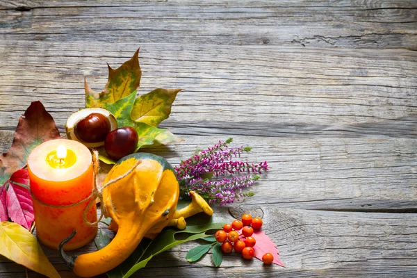 Bodegón de otoño con vela — Foto de Stock