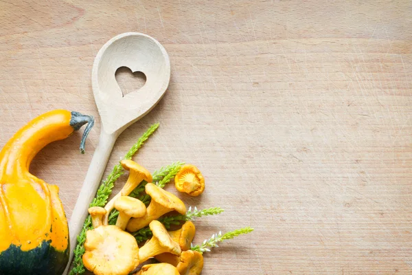 Chanterelle en la tabla de cortar alimentos fondo otoño — Foto de Stock