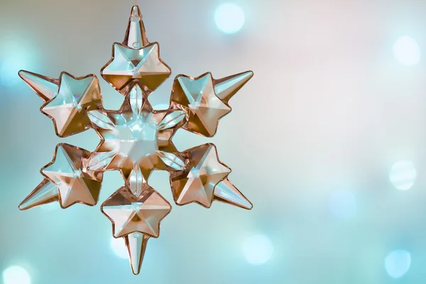 Christmas snöflinga kristallklara blå bakgrund — Stockfoto