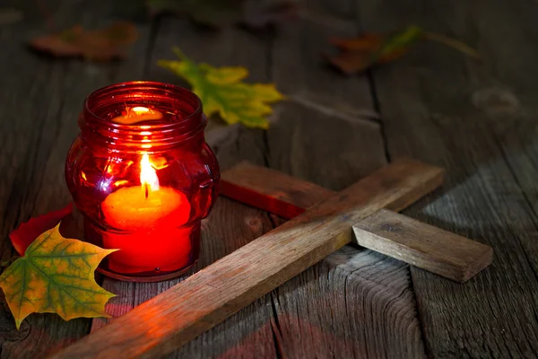 Świeca czerwona latarnia cmentarz z jesieni pozostawia — Zdjęcie stockowe