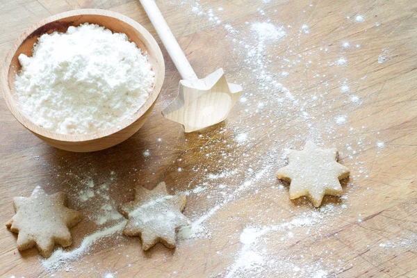 Weihnachtsbacken abstrakte Sternplätzchen mit Mehl — Stockfoto