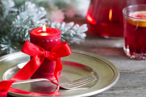 Mesa de Navidad con vajilla de plata y vela roja —  Fotos de Stock