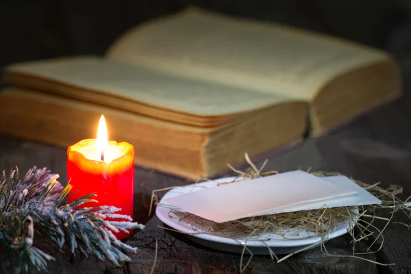 Bibel und Weihnachtskerze in der Nacht auf dem Tisch — Stockfoto