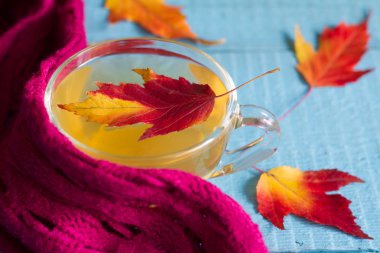 Soyut natürmort çay ile sonbahar yaprakları