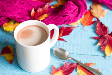 Soyut natürmort fincan kakao ile sonbahar yaprakları