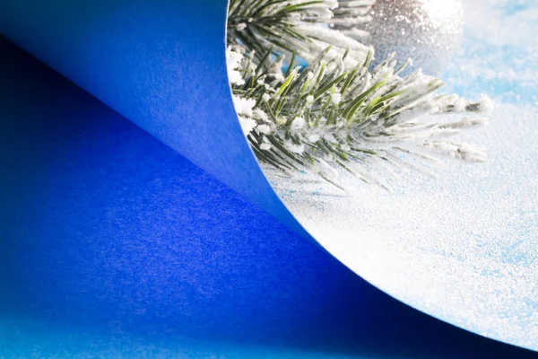 Noel kağıt mavi arka plan ağaç ve kar — Stok fotoğraf