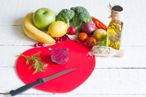 Diyet ve sağlıklı gıda üzerine kırmızı kalp soyut kavram — Stok fotoğraf