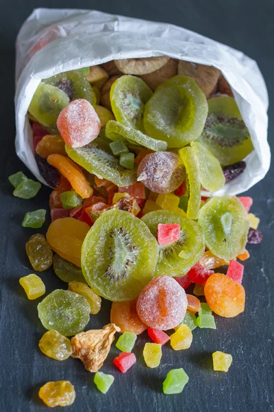 Ζαχαρωμένα αποξηραμένα μικτή ποικιλία από εξωτικά φρούτα στην τσάντα — Φωτογραφία Αρχείου