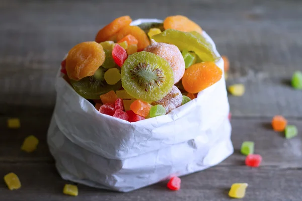Ζαχαρωμένα αποξηραμένα μικτή ποικιλία από εξωτικά φρούτα στην τσάντα — Φωτογραφία Αρχείου