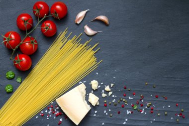 Spagetti makarna maddeler gıda siyah arka plan üzerine soyut