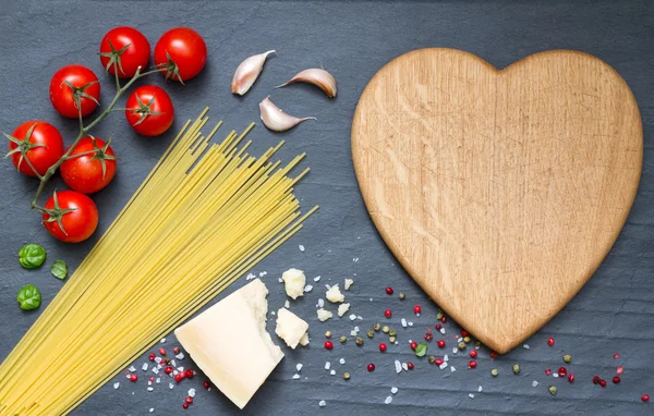 Spagetti makarna maddeler gıda siyah arka plan üzerine soyut — Stok fotoğraf