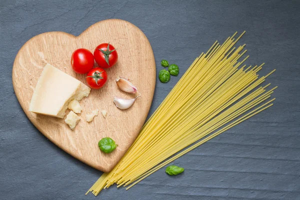 Spaghetti Pasta Zutaten abstraktes Essen auf schwarzem Hintergrund — Stockfoto