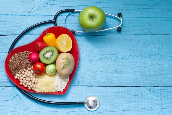 Food on heart plate with stethoscope cardiology concept — Stock Photo, Image