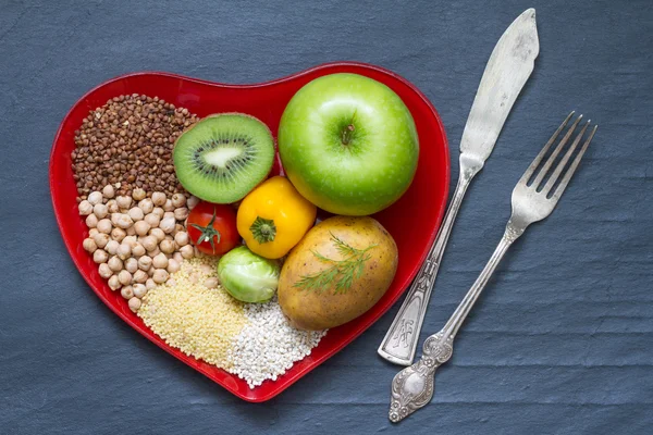 Zdrowa żywność na płytce czerwone serce diety streszczenie martwa — Zdjęcie stockowe