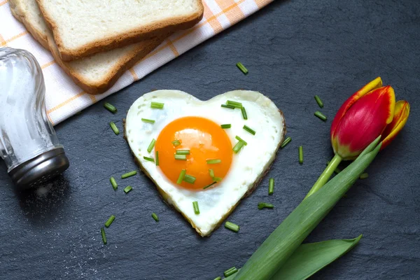 Desayuno abstracto del día de San Valentín con corazón de huevo y tulipán —  Fotos de Stock