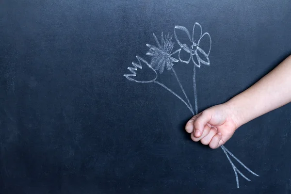 Blumen und Kinderhand abstraktes Hintergrundkonzept — Stockfoto