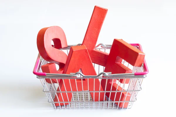 Vente lettres rouges et un panier sur fond blanc — Photo