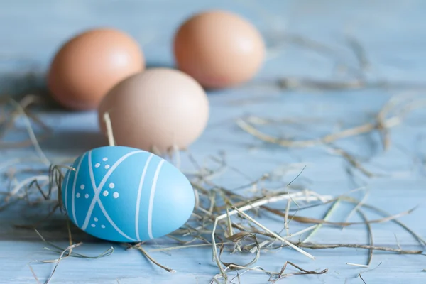 Uova di Pasqua naturali e concetto astratto blu — Foto Stock