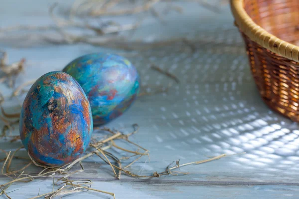 Huevos de Pascua pintados abstractos y luz de la mañana sobre fondo azul —  Fotos de Stock