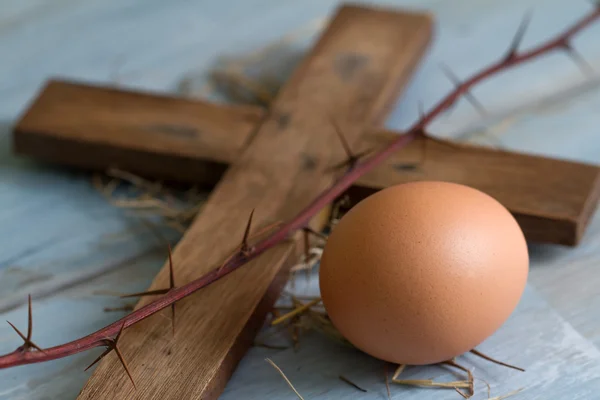 Cross thorn és a húsvéti tojás absztrakt szimbólumokkal — Stock Fotó