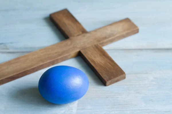 Vecchia croce vintage e astratto blu uovo di Pasqua simbolo semplice idea — Foto Stock