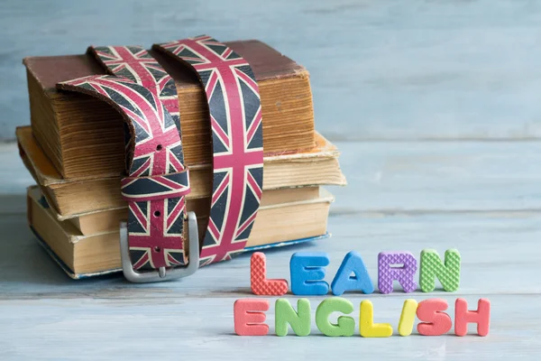 Aprende inglés concepto educativo con libros y letras — Foto de Stock