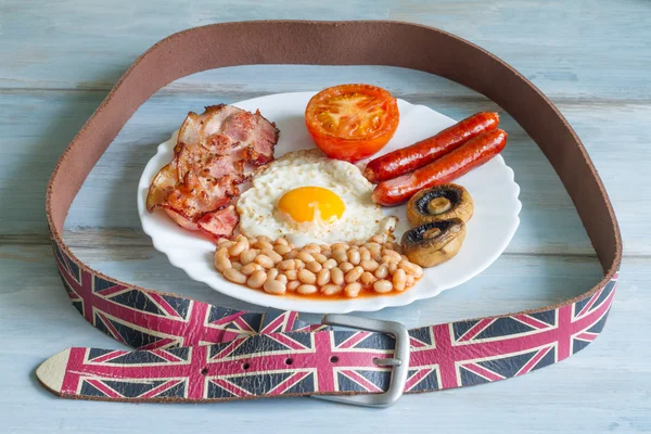 İngiliz kahvaltısı diyet soyut kavram yiyecek ve kemer ile — Stok fotoğraf