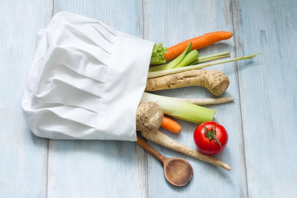 蔬菜在厨师的帽子烹饪食品的抽象概念 — 图库照片