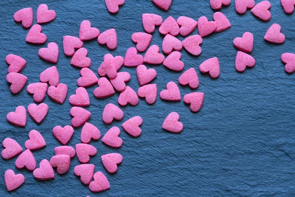 Cuori di caramelle su sfondo astratto marmo nero — Foto Stock