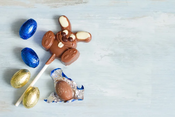 チョコレートのイースターエッグとウサギの抽象的な概念 — ストック写真
