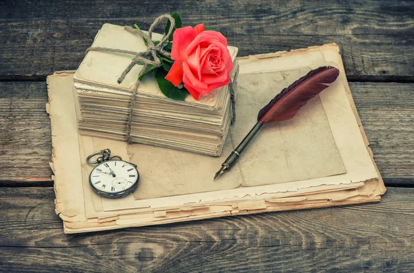 Letras de amor e rosa rosa flor. Vintage tonificado imagem — Fotografia de Stock