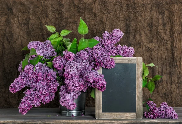 Lila bloemen boeket en vintage schoolbord — Stockfoto