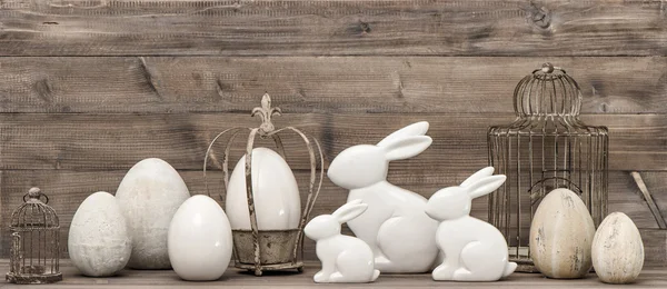 Conejo de Pascua y huevos de Pascua. Decoración estilo vintage —  Fotos de Stock