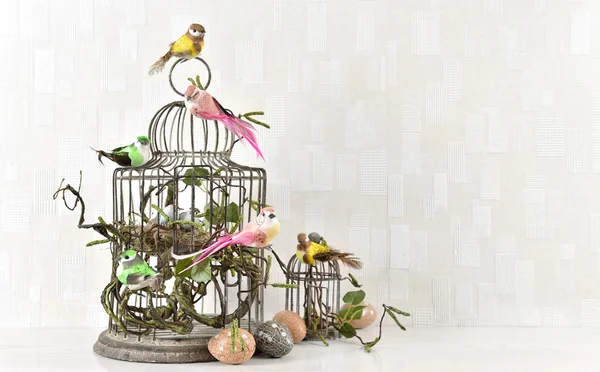 Oeufs et oiseaux de décoration de Pâques — Photo