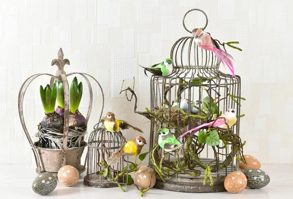 Velikonoční dekorace s vejci, ptáci, květiny — Stock fotografie