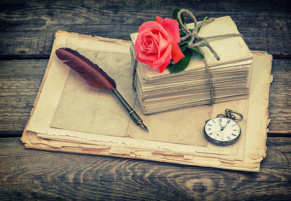 Старые открытки и письма с красным цветом розы
