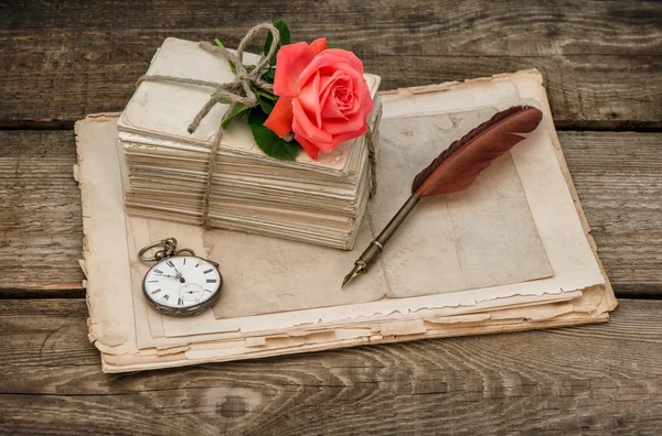 Cartas de amor antiguas y flor rosa . — Foto de Stock