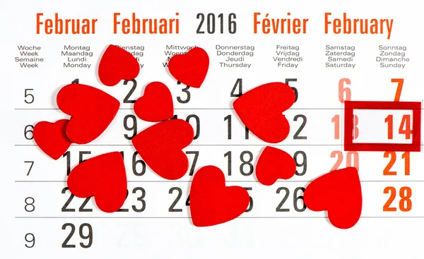 Kalendář s srdce a červená značka — Stock fotografie