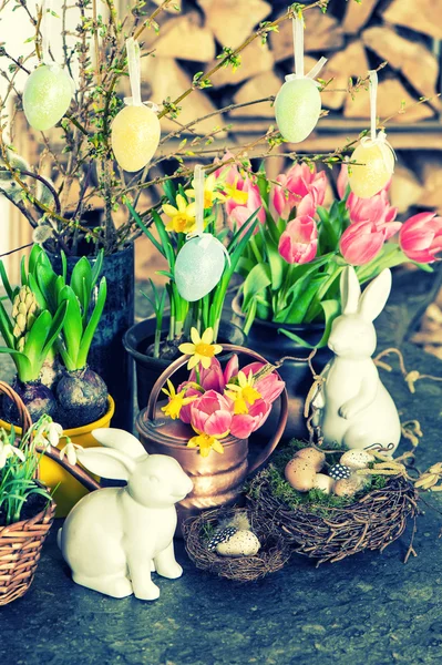 Fiori con coniglietti pasquali e decorazione uova . — Foto Stock