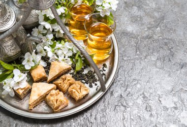 Çay potu, tatlılar gözlük.