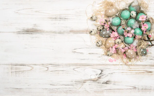 Easter decoration with eggs and flowers — Stock Photo, Image