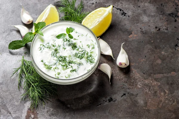 Tzatziki saus in kom — Stockfoto