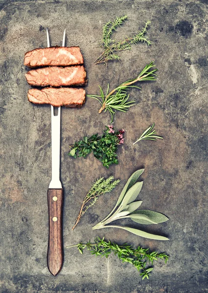 Carne de vaca grelhada com ervas e especiarias — Fotografia de Stock