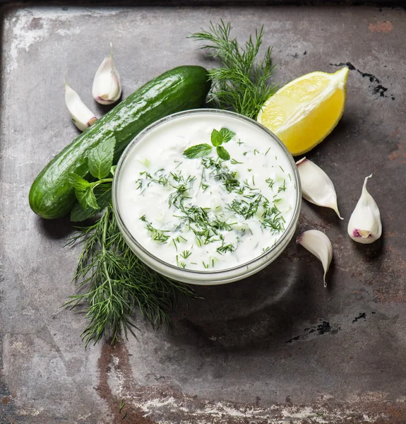 Salsa Tzatziki en tazón —  Fotos de Stock