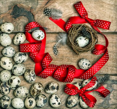 Paskalya yumurtaları ve kırmızı kurdele yay