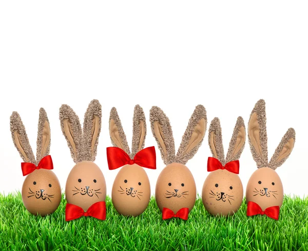 Conejitos divertidos huevos de Pascua — Foto de Stock