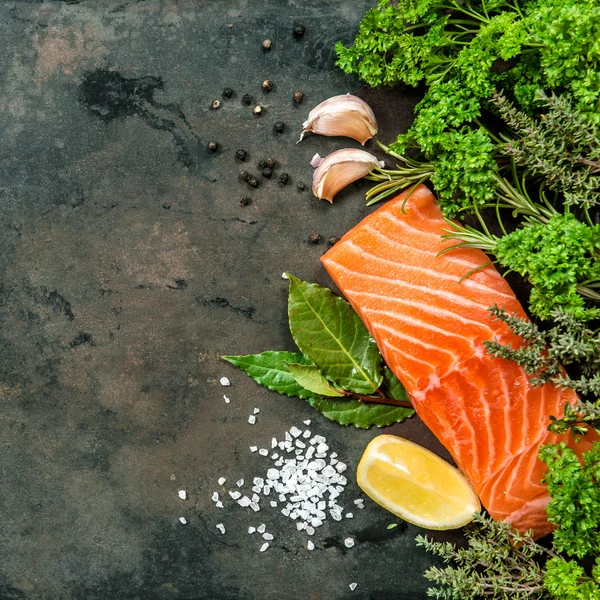 Fischfilet mit Kräutern und Gewürzen. — Stockfoto