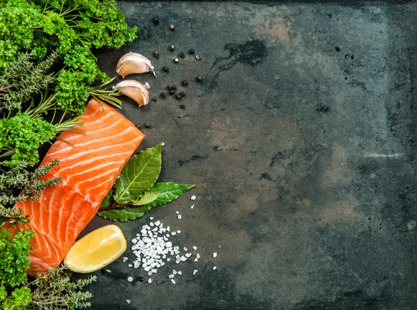 Lachsfilet mit Kräutern und Gewürzen — Stockfoto